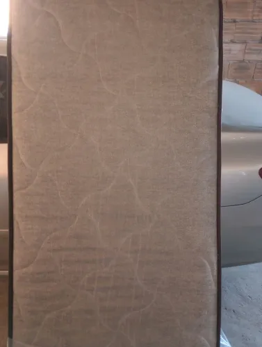 Cama com colchão de mola