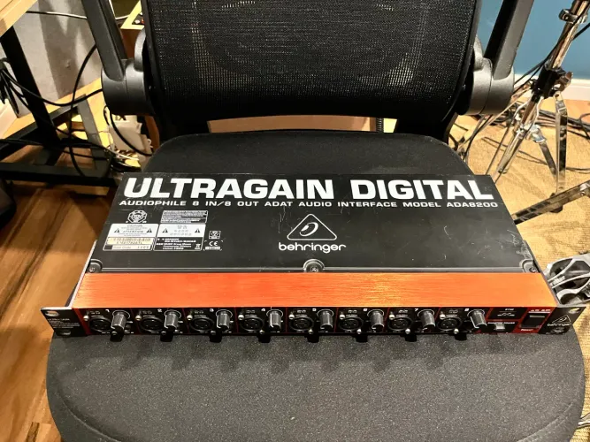 Behringer ADA8200 - pré amplificador 8 canais
