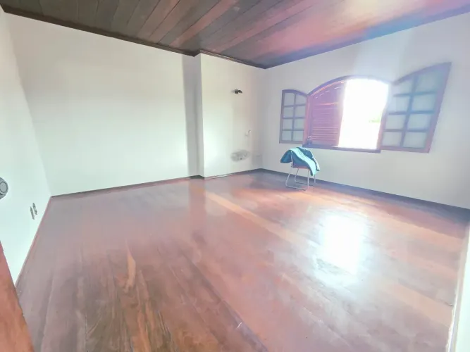 Casa Comercial na frente da Praça Santa Terezinha - Centro - Taubaté - SP