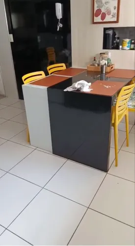Mesa para cozinha embutida na parede 