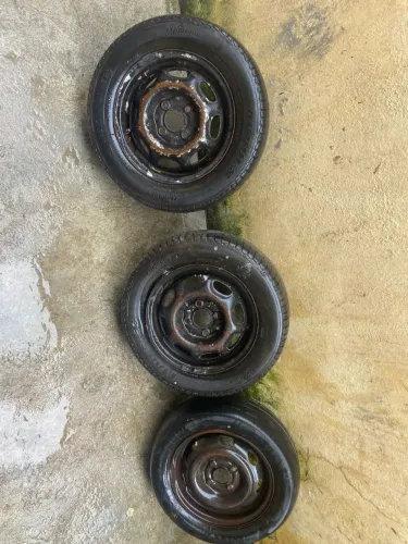 Aro 13 com pneus no estado