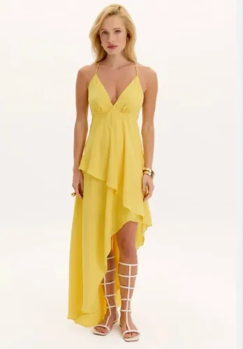 Vestido amarelo lança perfume