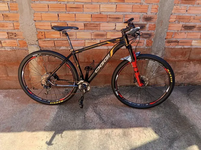 Bicicleta OGGI 7.2 Shimano XT - Freio Hidráulico e Suspensão Pro Shock
