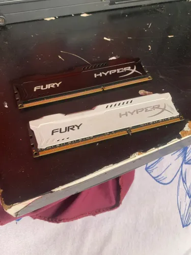 Memória ddr3 1 de 8gb, outra de 4gb