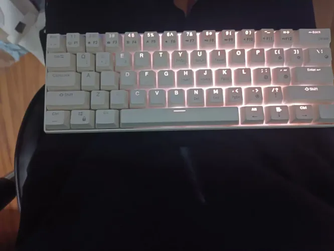 Teclado gamer RGB rk61 acompanha os acessórios de caixa