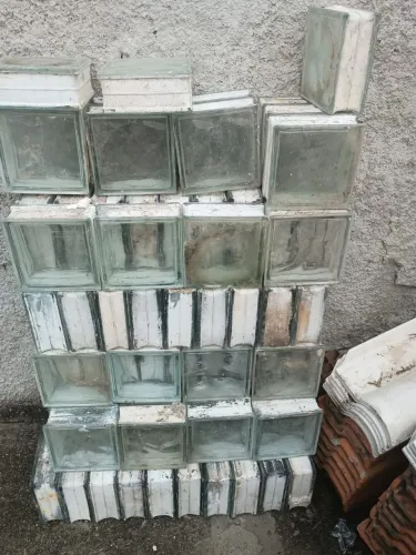 Vendo tijolos de vidro.