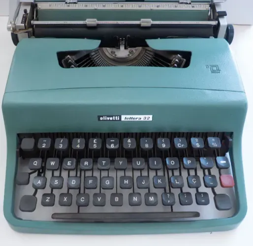 Máquina de Escrever Portátil Olivetti Lettera 32 em Estado de Nova e Maleta de transporte