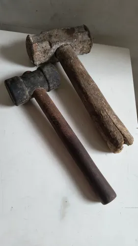 Dupla de marreta, uma de ferro e outra de borracha