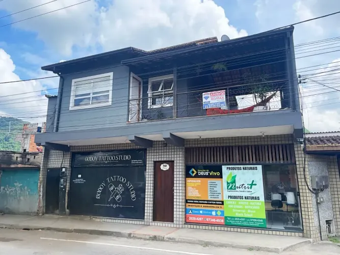 Casa sobrado + Lojas no térreo. Oportunidade para investimento ativo