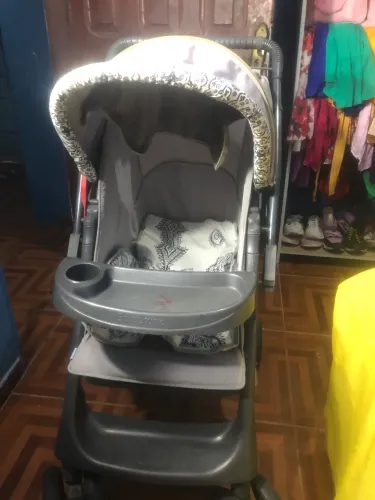 Vendo cadeira de rodas cadeira de banho, e carrinho de bb tudo 150