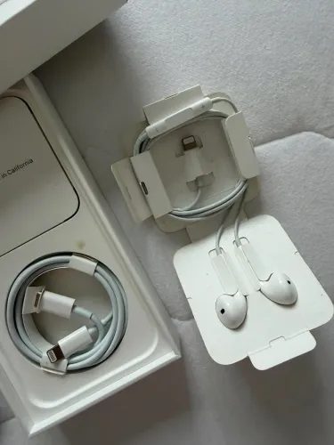 iPhone 13 128gb com capinha e caixa