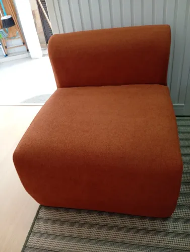 Poltrona em perfeito estado terracota tecido broucle
