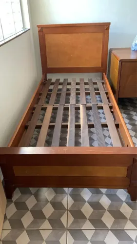 Cama de solteiro de madeira maciça 