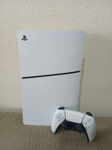 ? PlayStation 5 Slim Digital 825GB - Seminovo 