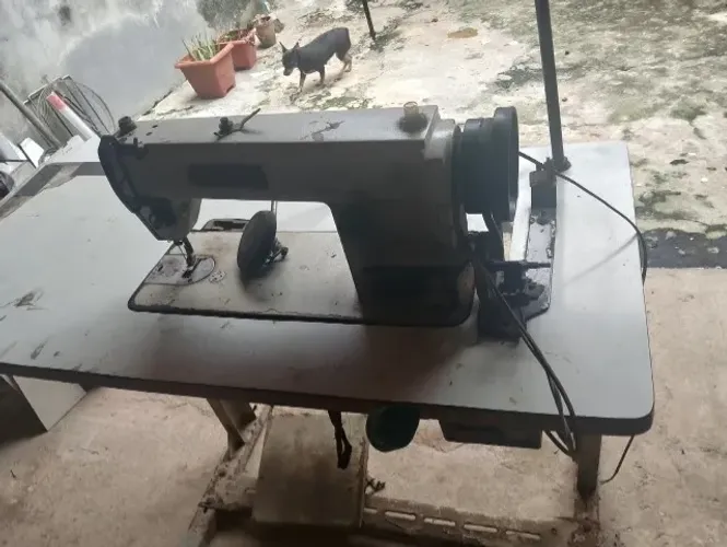 MAQUINA DE COSTURA  ANTIGA FUNCIONANDO