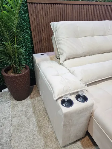 Sofá Retrátil grande e confortável todo no veludo