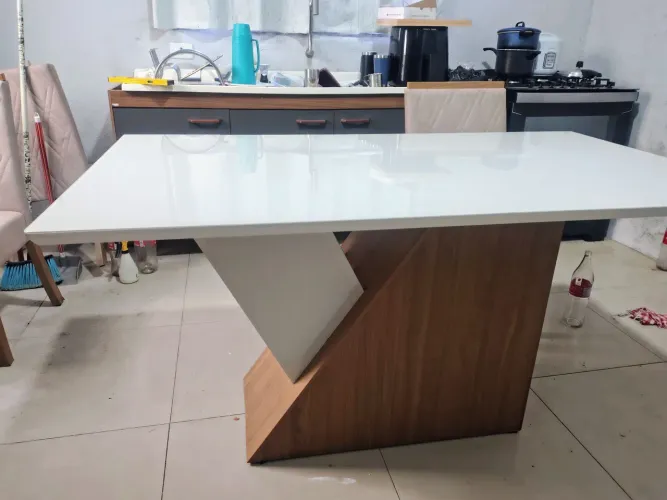 Mesa sem cadeiras com pequena avaria