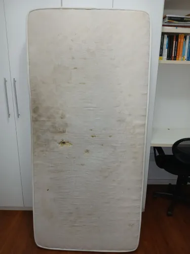 Vendo colchão de solteiro usado