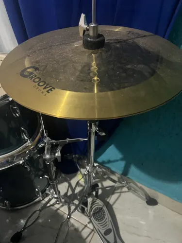 Vendo bateria que tem só 3 messes de uso e vem tudo incluso nela banco os apoios