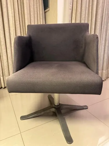 Par de poltronas giratórias, cor preta, com estofado e pés cromados em aço. 
