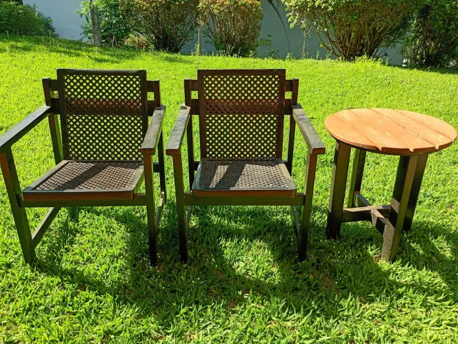 Jogo de cadeiras e mesa em madeira