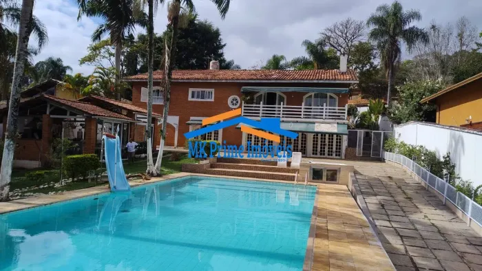 Luxuosa Casa c/ 3 Suítes, Área Gourmet, Piscina Semi-Olímpica e Muito Mais.
