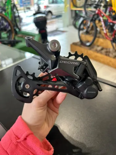 Câmbio traseiro Shimano Deore de 12 velocidades