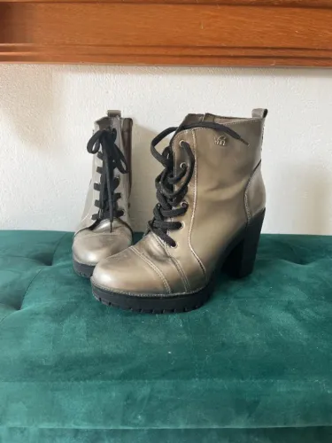 Coturno Com Salto Prata Metalizado Via Marte Nº37