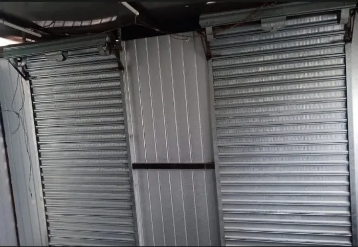 Porta de Enrolar em Aço - 2,30 x 1,08 m - R$ 350 cada