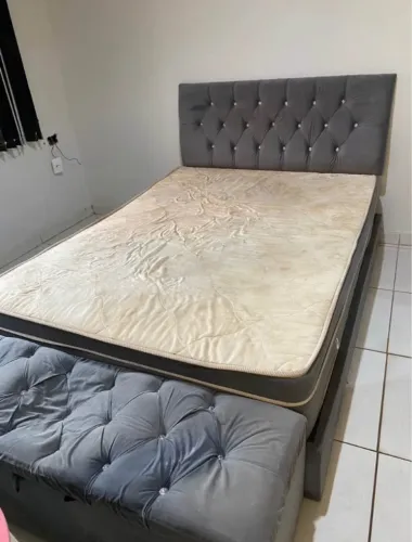 Cama de casal com baú e cabeceira