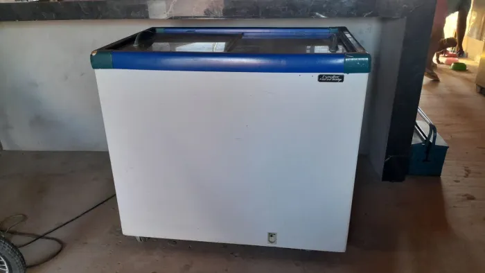 Vendo freezer esmaltec tampa de vidro