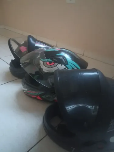 Vendo 3 Capacetes em Ótimo Estado - Prontos para Trabalho com App