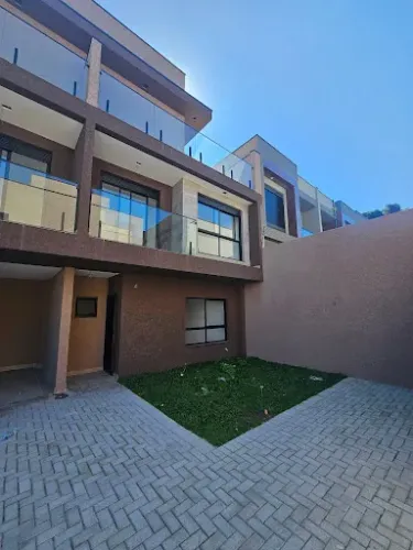 Sobrado Triplex no Uberaba | 114m² | 3 Dorm. (1 Suíte) | Terraço | 2 Vagas | Condomínio Fe