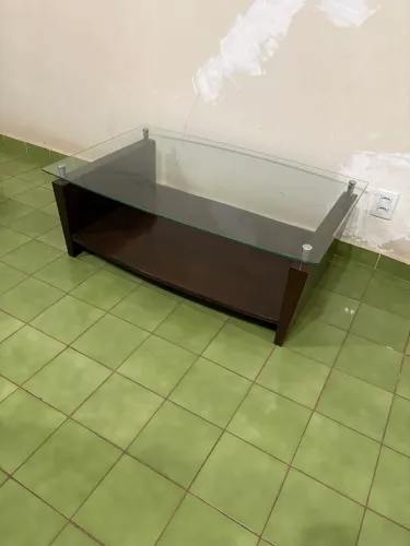 Mesa de centro em vidro e madeira