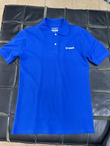 uma camisa polo azul Yamaha