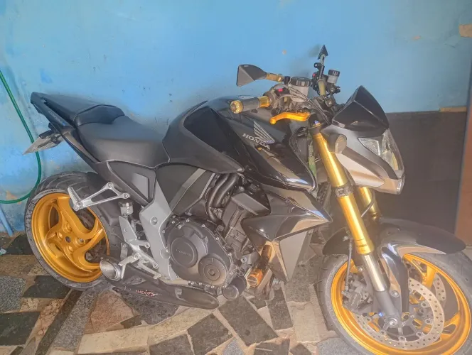 Vendo uma Honda CB 1000R 2014