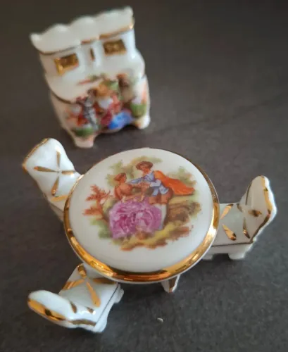 Sala de jantar e cristaleira miniatura em porcelana francesa de Limoges