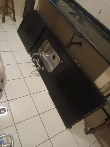 Vende_se uma pia de granito preto.