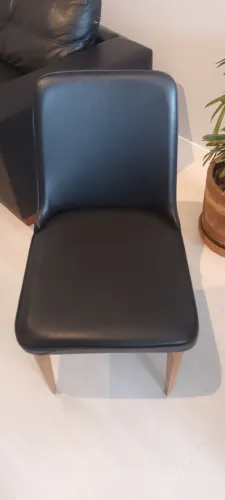 Mesa 171, de comprimento/ 40cm de largura. Mais seis cadeira em couro e madeira maciça