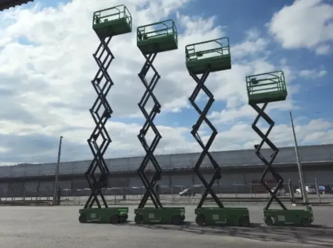 Plataforma Tesoura Elétrica PLASNOX - Altura 10m, Capacidade 450kg