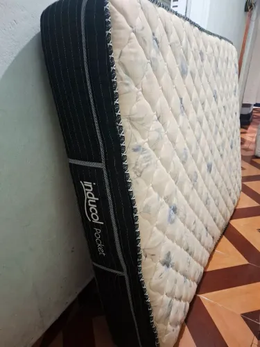 colchão de casal padrão ele é de espuma já está higienizado aceito pix ou dinheiro 