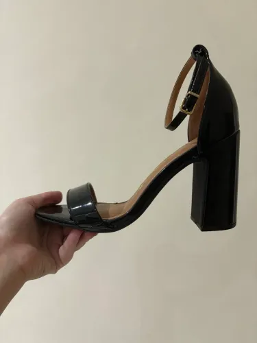 Sandália Salto Vizzano verniz preta 36