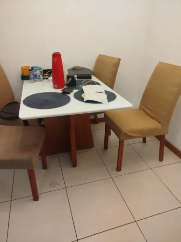 Mesa de jantar 4 lugares quadrada