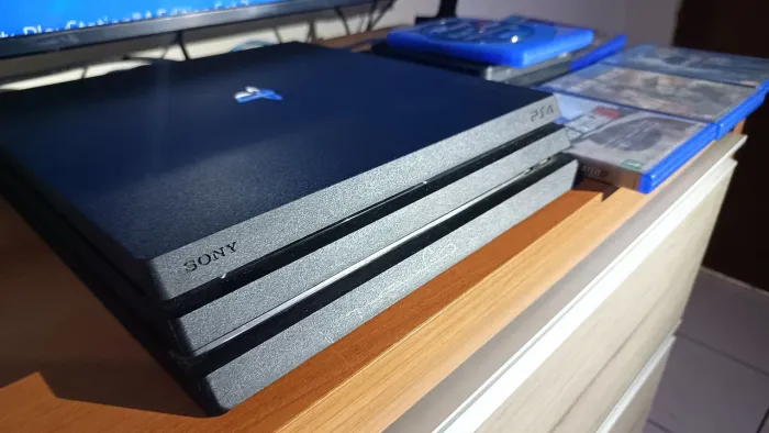 VENDO PS4 PRO IMPECÁVEL NA CAIXA ORIGINAL COM JOGOS!!