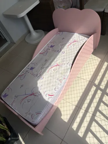 Cama infantil com colchão