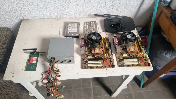 Placa mãe, fonte, roteador.