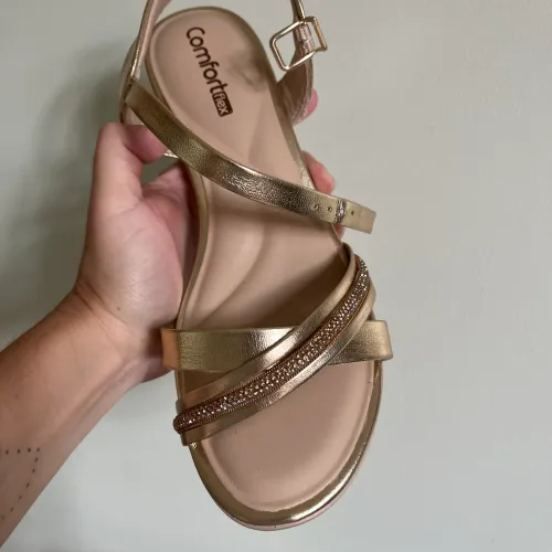 Sandália Conforteflex dourada na caixa Nova