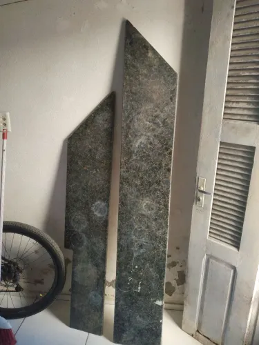 Estou vendo essas duas pedras para bancadas, uma com 192/30 de largura.  zap *78
