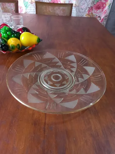 Fruteira centro de mesa em vidro com desenho alto relevo borda dourada 30cm de diâmetro