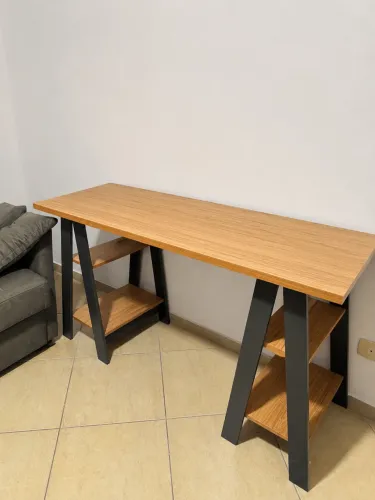 Mesa escrivaninha madeira com estrutura preta